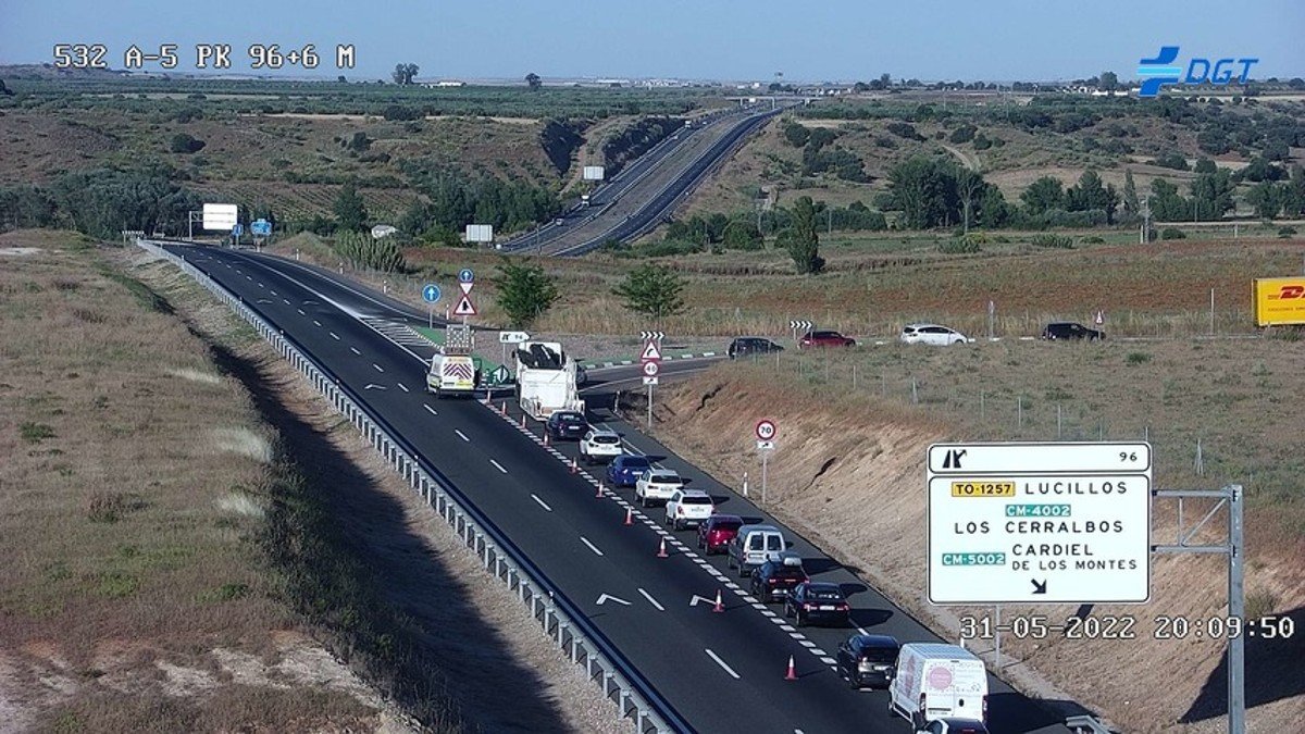 Los dos carriles en sentido Madrid han quedado cortados debido al accidente. - DGT