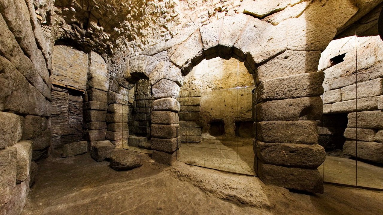 Según la leyenda, las Cuevas de Hércules habrían albergado grandes tesoros; la arqueología, que fue una gran cisterna de la red hidráulica de la Toledo romana.