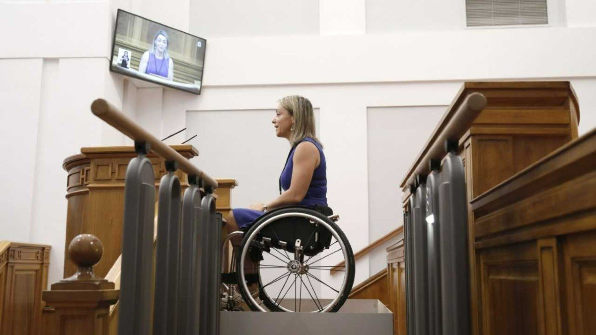 El acceso de personas con discapacidad a la tribuna de oradores del salón de plenos del las Cortes de Castilla-La Mancha es posible gracias a las obras realizadas. | CORTES CLM