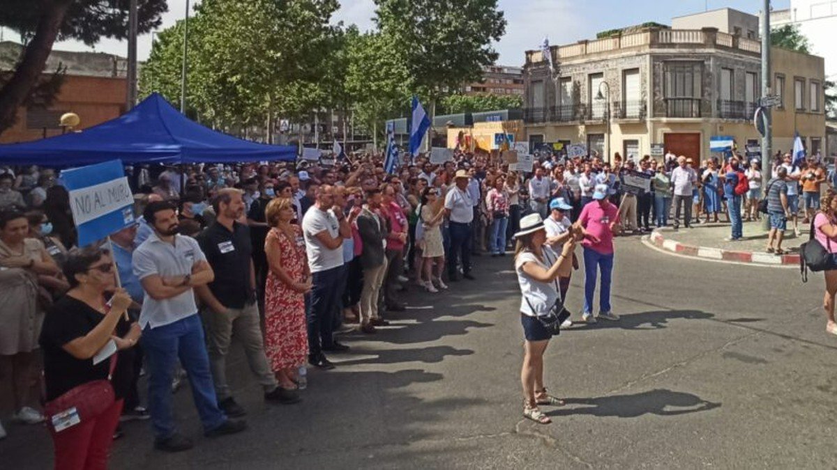 Cientos de talaveranos han asistido a la manifestación en favor del soterramiento del AVE. | SOS TALAVERA