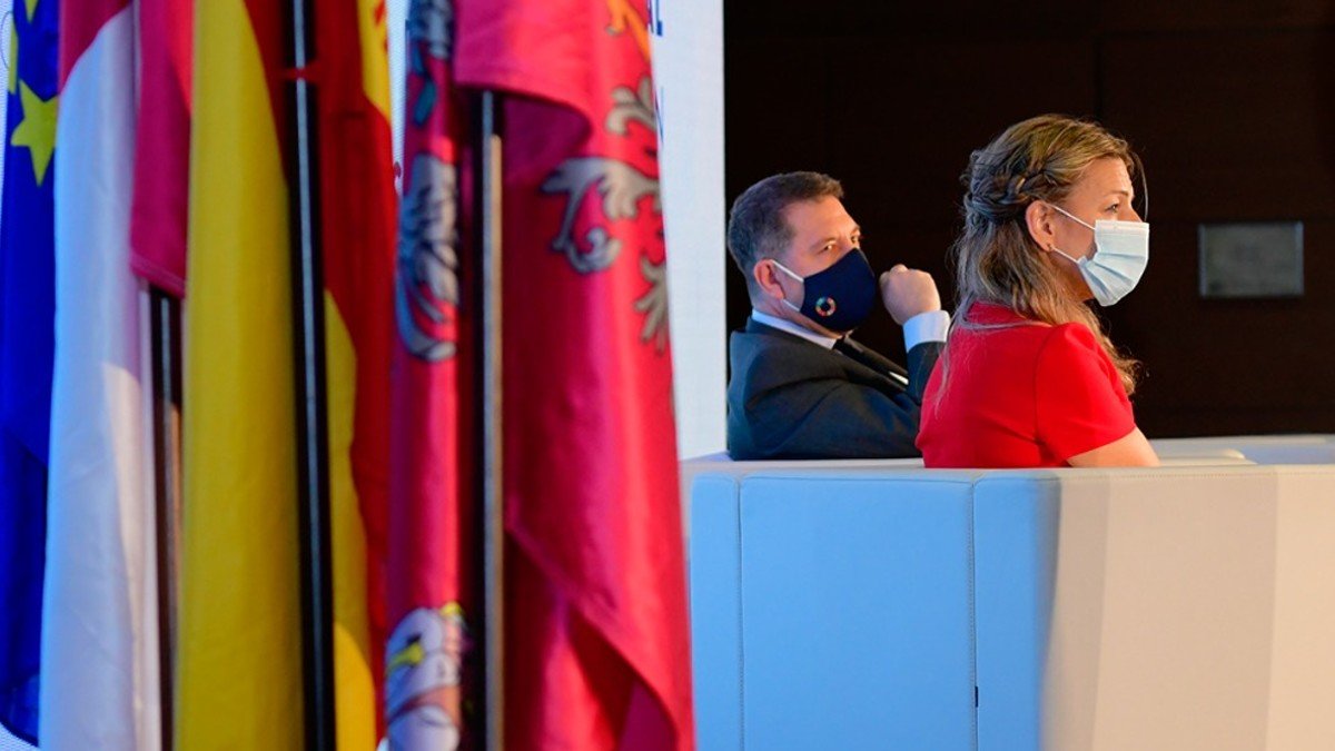 La ministra Díaz y el presidente García-Page, en una imagen de archivo de la inauguración, en Toledo, del encuentro de representantes gubernamentales sobre Economía Social y Solidaria en la Unión Europea. - JCCM