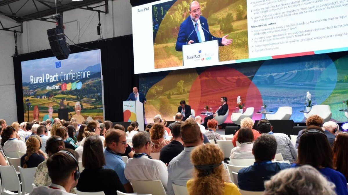 Guijarro ha presentado en la Conferencia del Pacto Rural Europeo la pionera ley castellanomanchega contra la despoblación. - JCCM