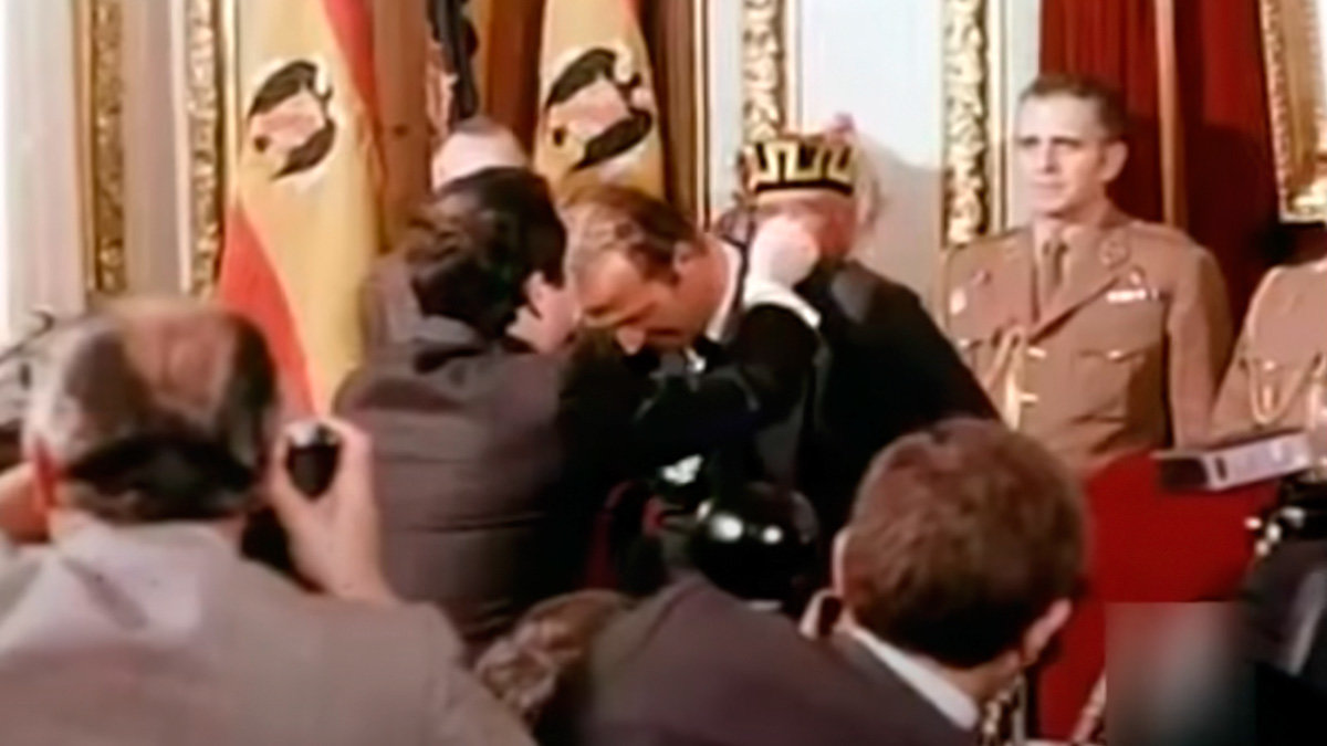 El 20 de abril de 1978 Juan Carlos de Borbón recibía la Medalla de Oro de Guadalajara, concedida días antes de la visita real a la provincia. - ARCHIVO