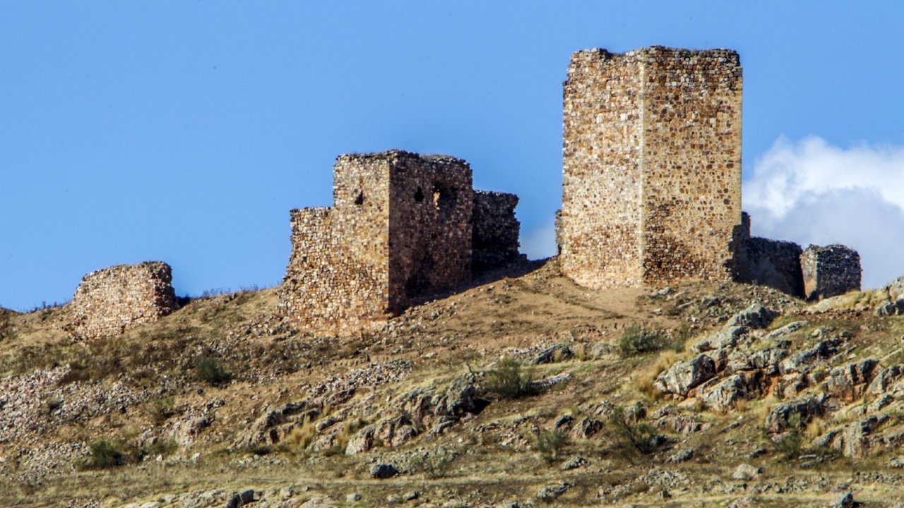 El castillo de Caracuel, ejemplo de arquitectura militar medieval, se encuentra en Corral de Calatrava. - TURISMO CIUDAD REAL