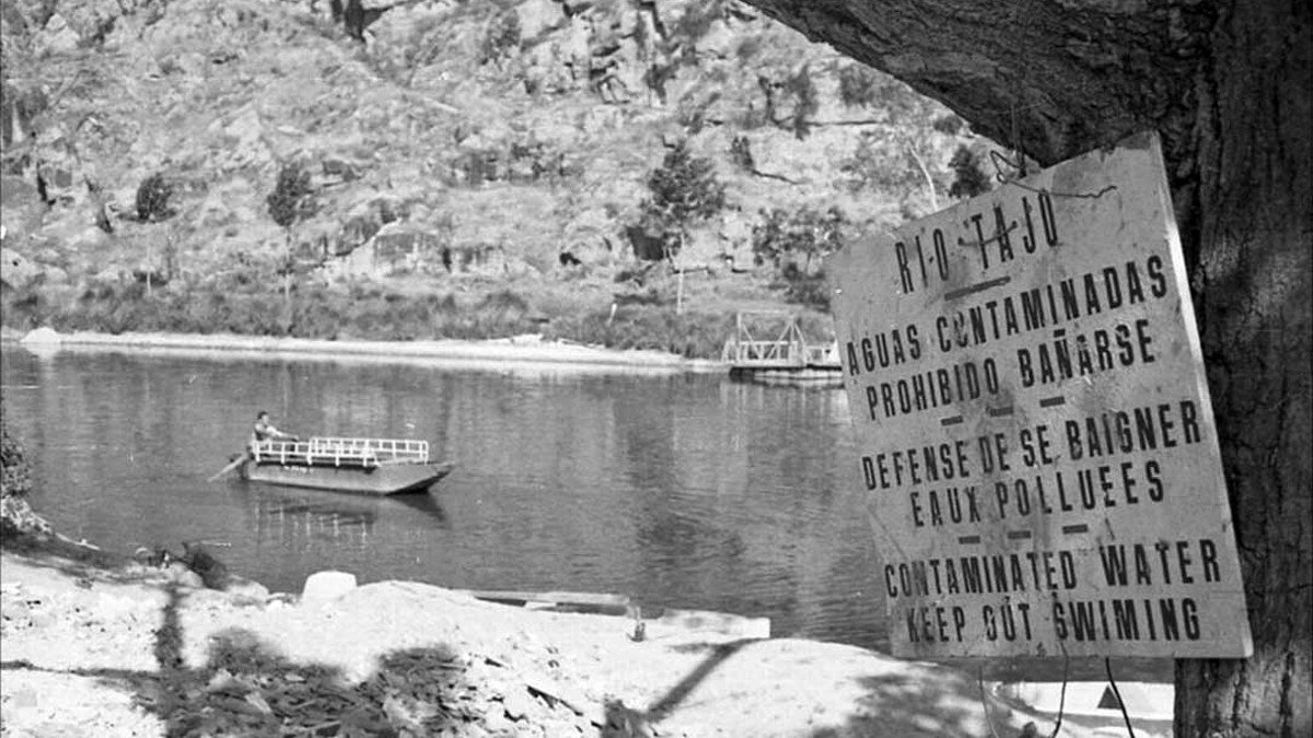 En junio de 1972 los ayuntamientos de la ribera del Tajo, como el de Toledo, tuvieron que fijar carteles anunciando la prohibición del baño.