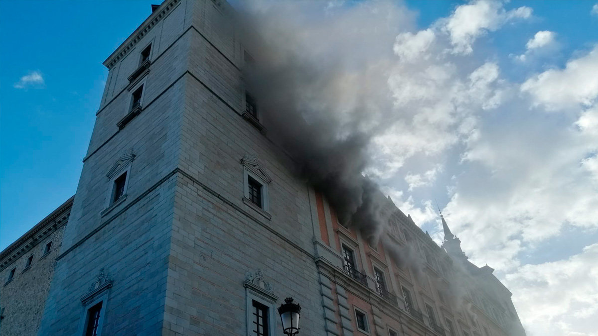 Imagen del incendio que este lunes ha afectado al Alcázar de Toledo. - TWITTER