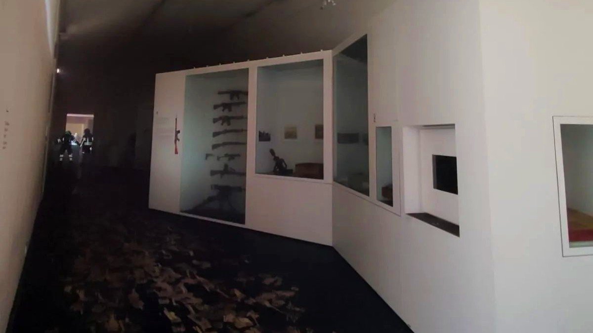 El humo y el hollín originados por el incendio afectaron a varias salas del recorrido histórico del Museo del Ejército. - BOMBEROS AYTO TOLEDO