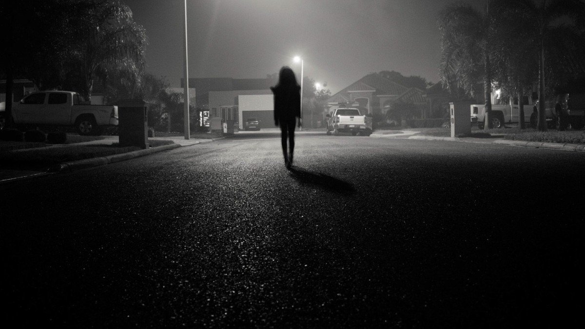 La iluminación de las calles es un factor clave para dar seguridad a la mujer a la hora de caminar por ellas. | TWITTER