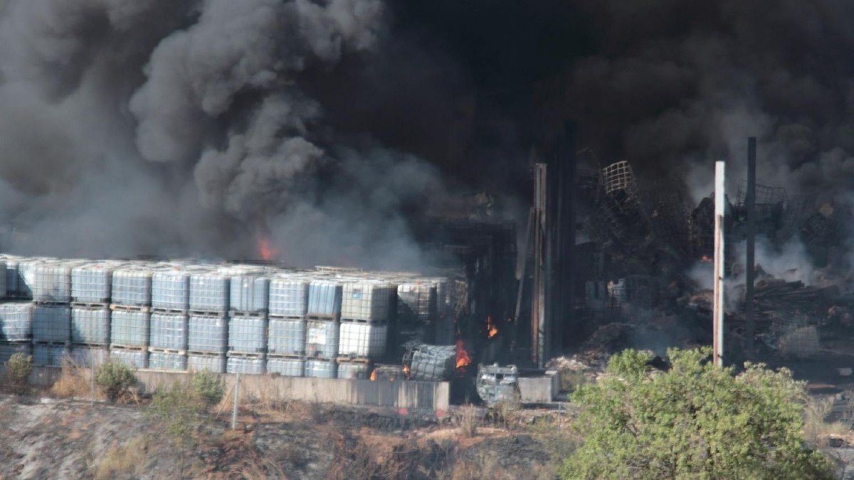 Alrededor de 20.000 toneladas de residuos ardieron en el incendio de agosto de 2016 en Chiloeches. - ARCHIVO
