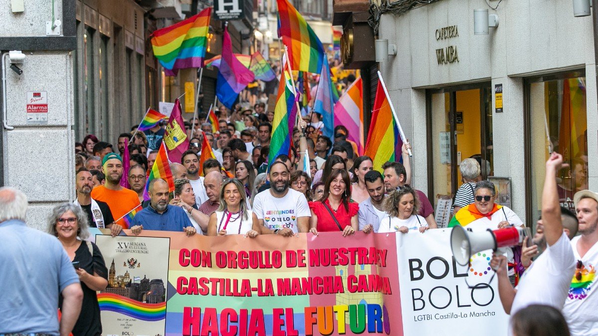Los premiados por Bolo-Bolo con el 'Javier Fernández' han llevado la pancarta en la cabecera de la manifestación. - JCCM