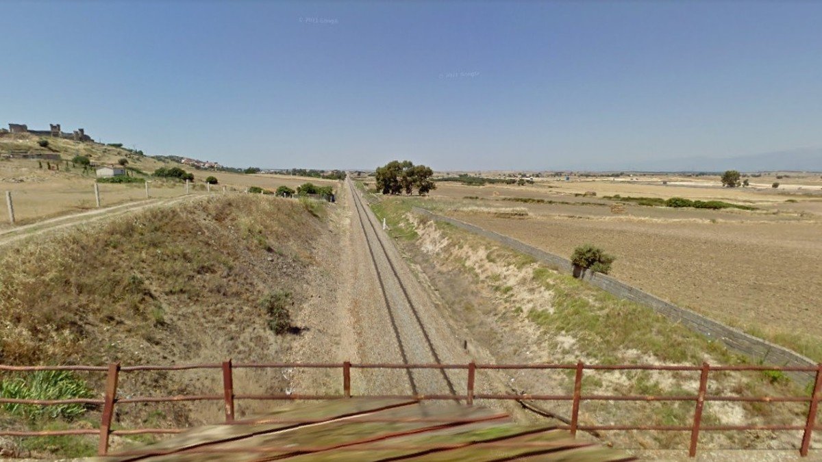 El accidente ha tenido lugar en un paso a nivel de la línea Madrid-Valencia de Alcántara, a su paso por Oropesa de Toledo. - GOOGLE MAPS