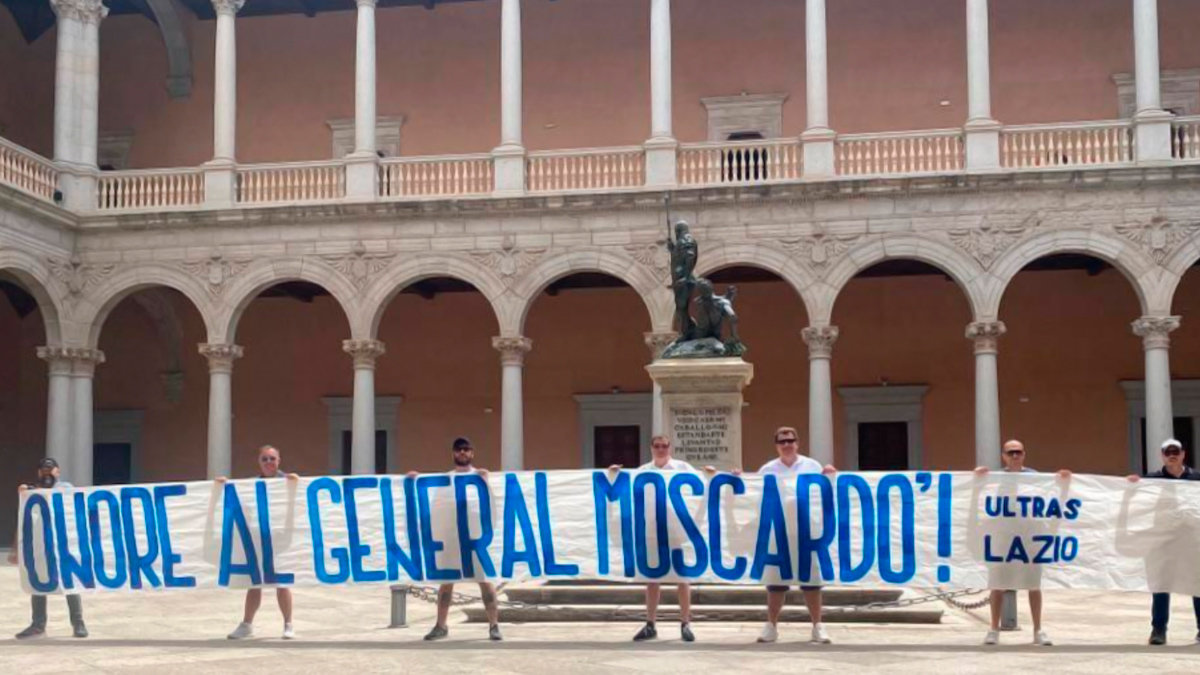 Los ultras de la Lazio y su pancarta de 'Honor al general Moscardó' en el interior del Alcázar de Toledo. - TWITTER