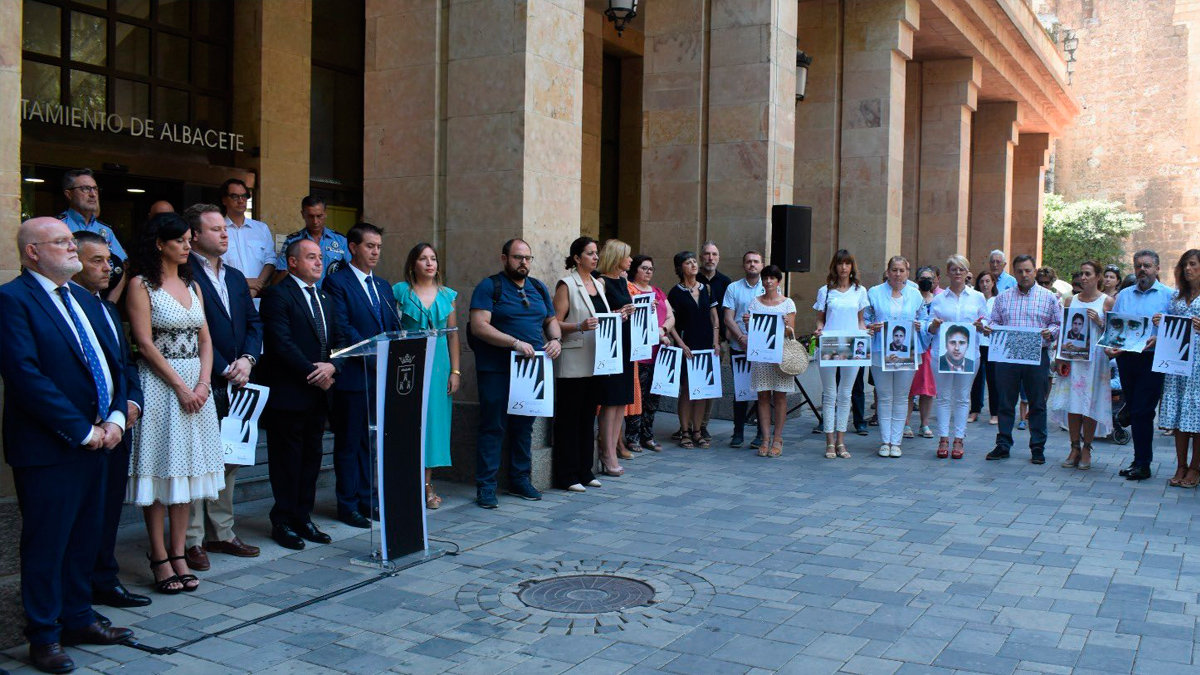 Representantes de distintas administraciones se han sumado a la concentración ante el Ayuntamiento de Albacete. - AYTO. ALBACETE