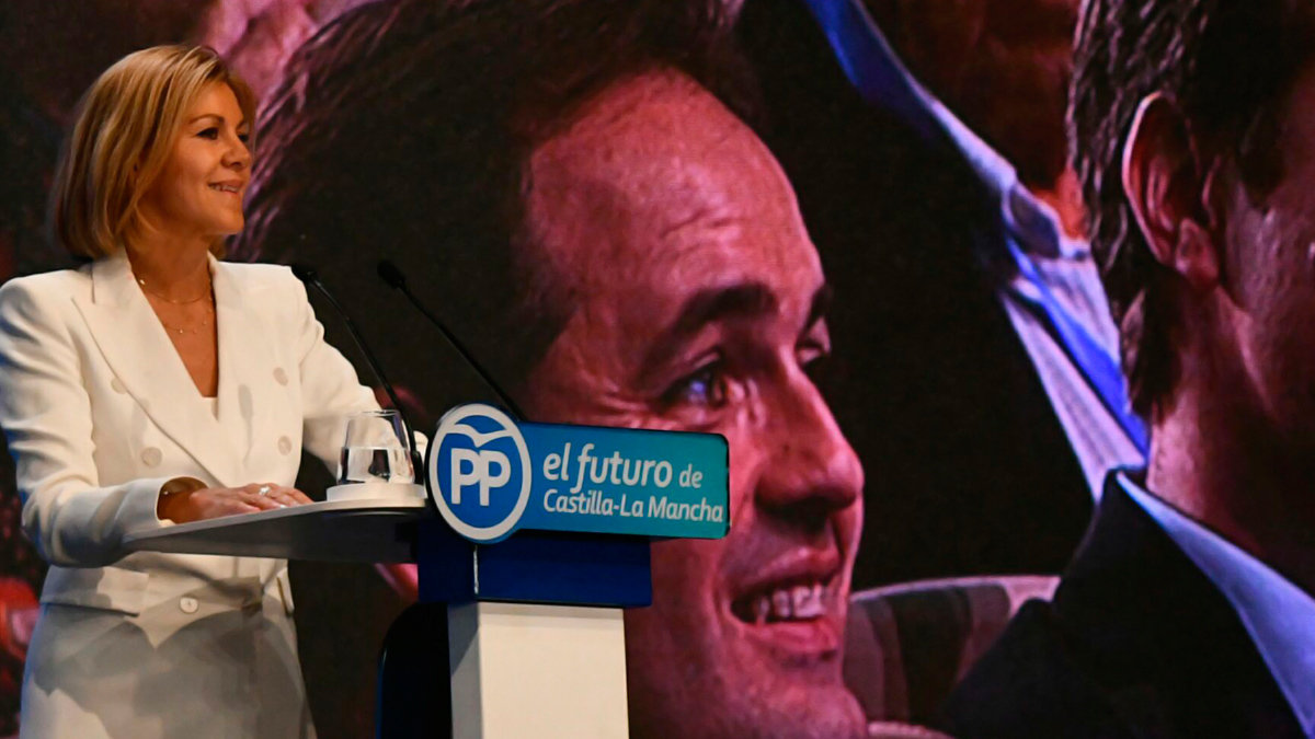 La expresidenta castellanomanchega, María Dolores de Cospedal, y de fondo el actual presidente regional del PP, Paco Núñez, durante un mitin en 2018. - ARCHIVO