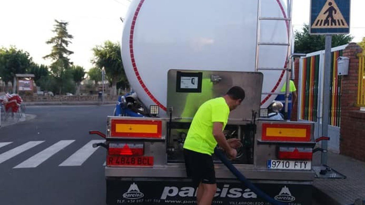 Desde Guadalmez se han enviado varios camiones cisterna a Chillón para garantizar el abastecimiento. 