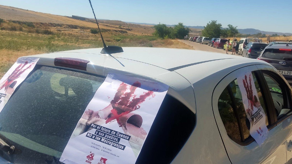 Más de 150 vehículos participaron en la caravana protesta contra las macrogranjas convocada este sábado. - PCE CUENCA
