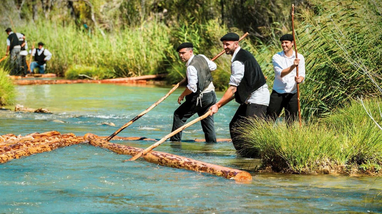 La Fiesta Ganchera rinde homenaje a los hombres que durante siglos guiaron aguas abajo los troncos haciendo de su oficio un modo de vida.