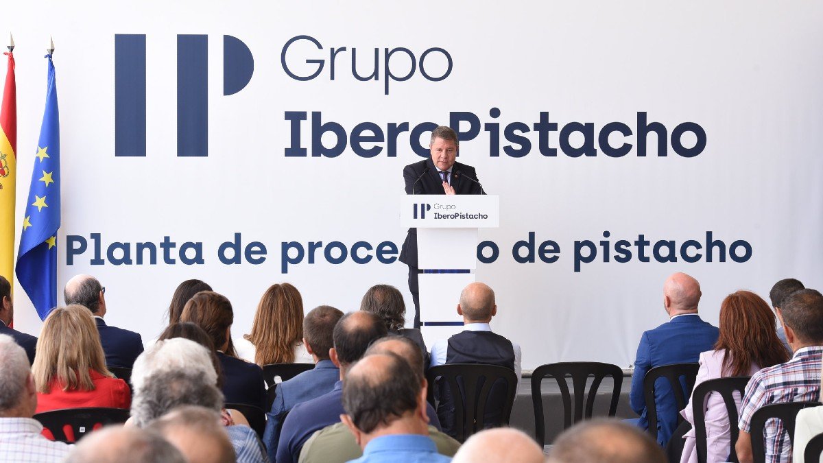 García-Page durante su intervención en la inauguración de la planta de IberoPistacho en Argamasilla de Alba. - JCCM