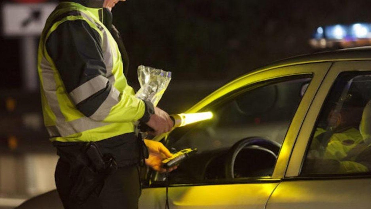 Guardia Civil realizando prueba de alcoholemia a un conductor. - ARCHIVO