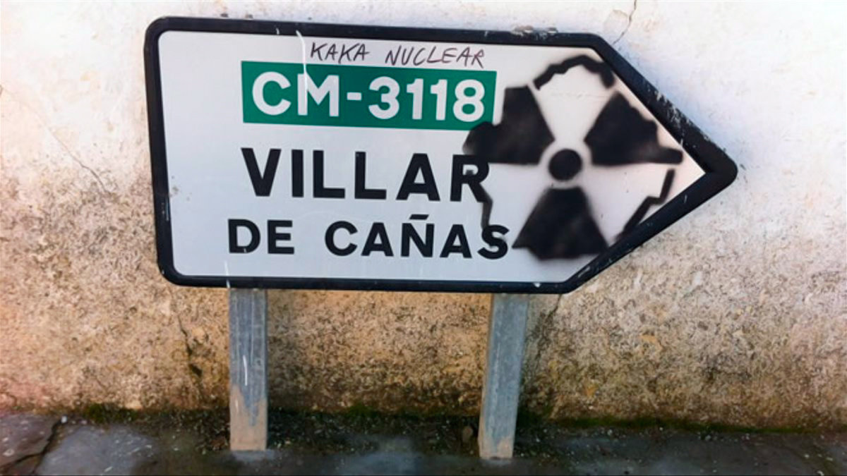 Una pintada contra el cementerio nuclear en un indicador de carrera de Villar de Cañas (Cuenca). - EFE/ARCHIVO