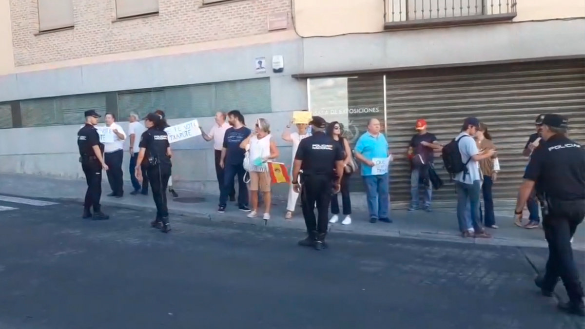 Imagen de la protesta contra Pedro Sánchez en Toledo. - JOSÉ MARCOS