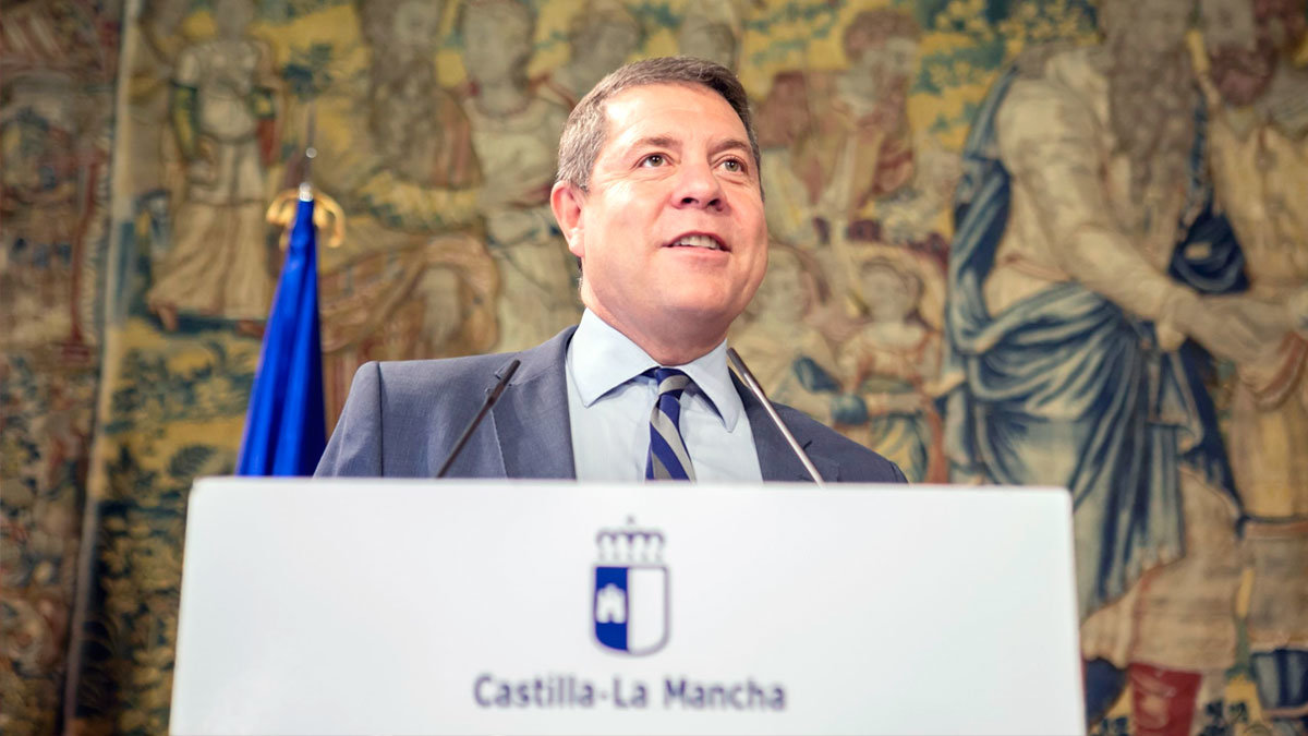 El presidente de Castilla-La Mancha y secretario regional del PSOE, Emiliano García-Page, en el Palacio de Fuensalida, sede de la Junta. - ARCHIVO