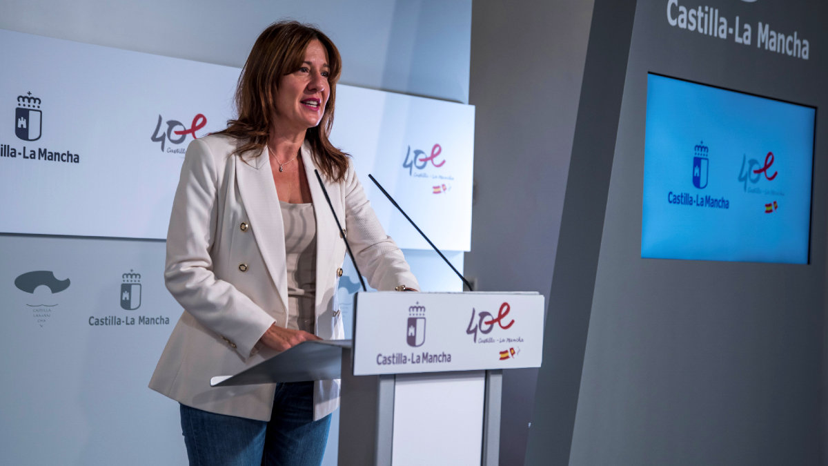 Blanca Fernández, consejera de Igualdad y portavoz del Gobierno regional, durante la rueda de prensa ofrecida hoy en Toledo. - JCCM