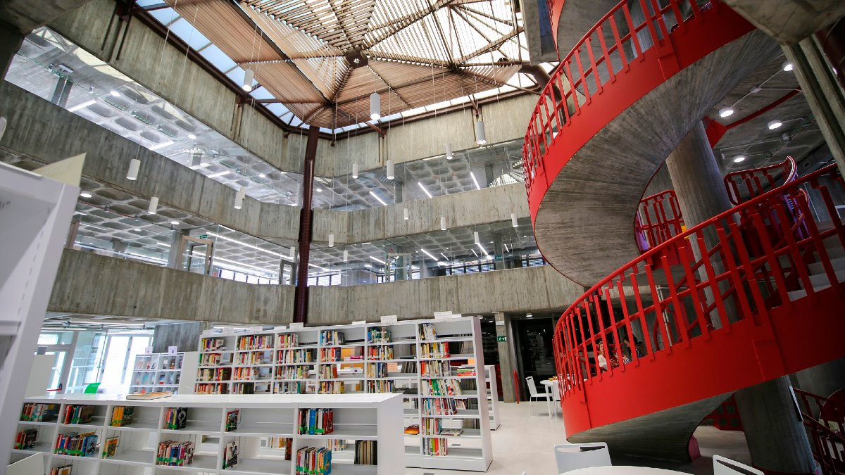 La biblioteca reabre sus puertas dedicada a Grandes, tras más de dos años de obras.
