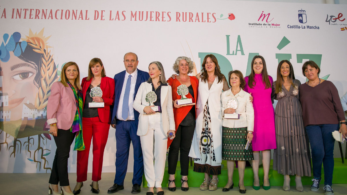 Guijarro y Fernández junto a las cinco galardonadas en este Día Internacional de las Mujeres Rurales. - JCCM