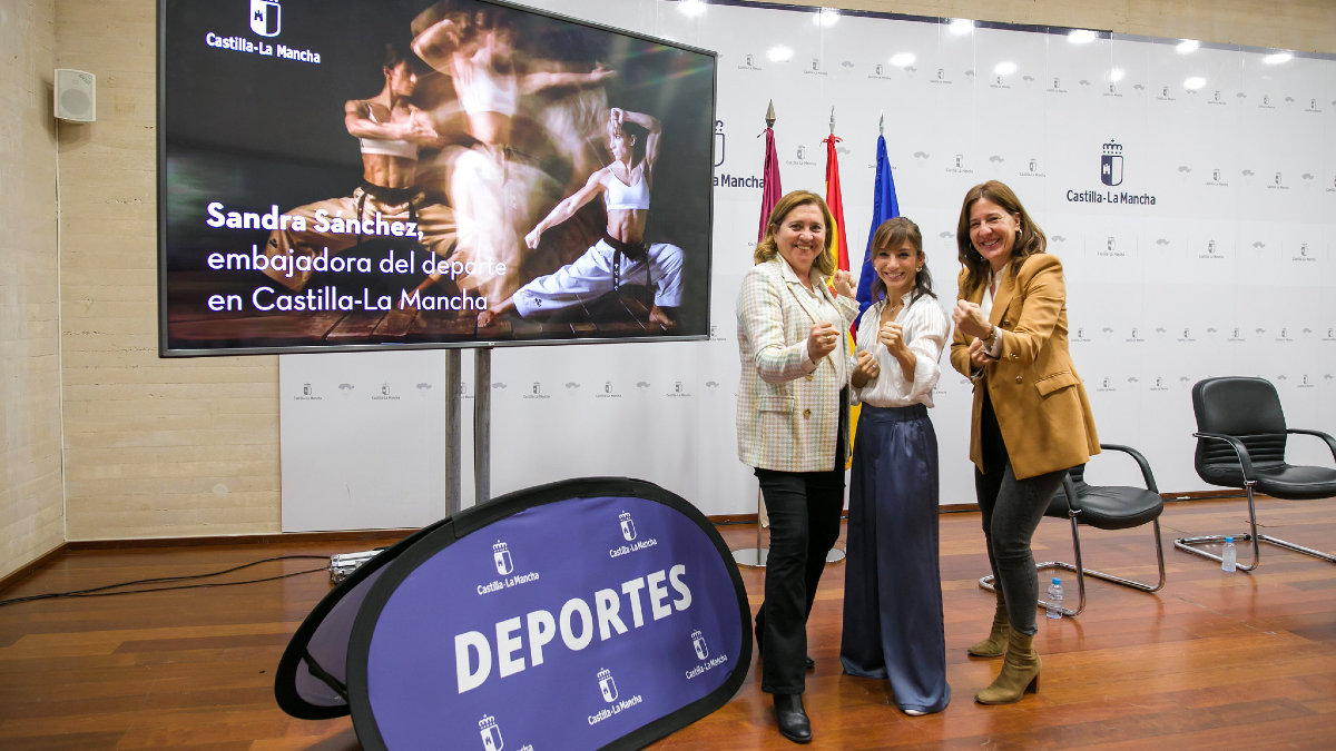 Las consejeras Rosa Ana Rodríguez y Blanca Fernández han acompañado a Sandra Sánchez en este acto. -JCCM