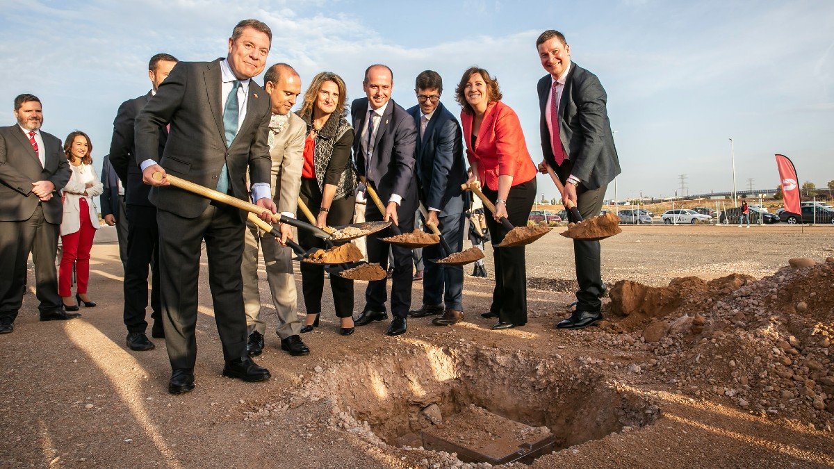 Ribera y García-Page han participado en la colocación simbólica de la primera piedra de la nueva planta de Cummins. - JCCM