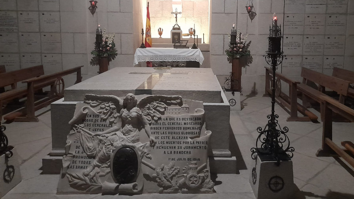 Interior de la cripta del Alcázar de Toledo, donde están enterrados los restos de Moscardó y Milans del Bosch. - S.T. / PERIÓDICOCLM