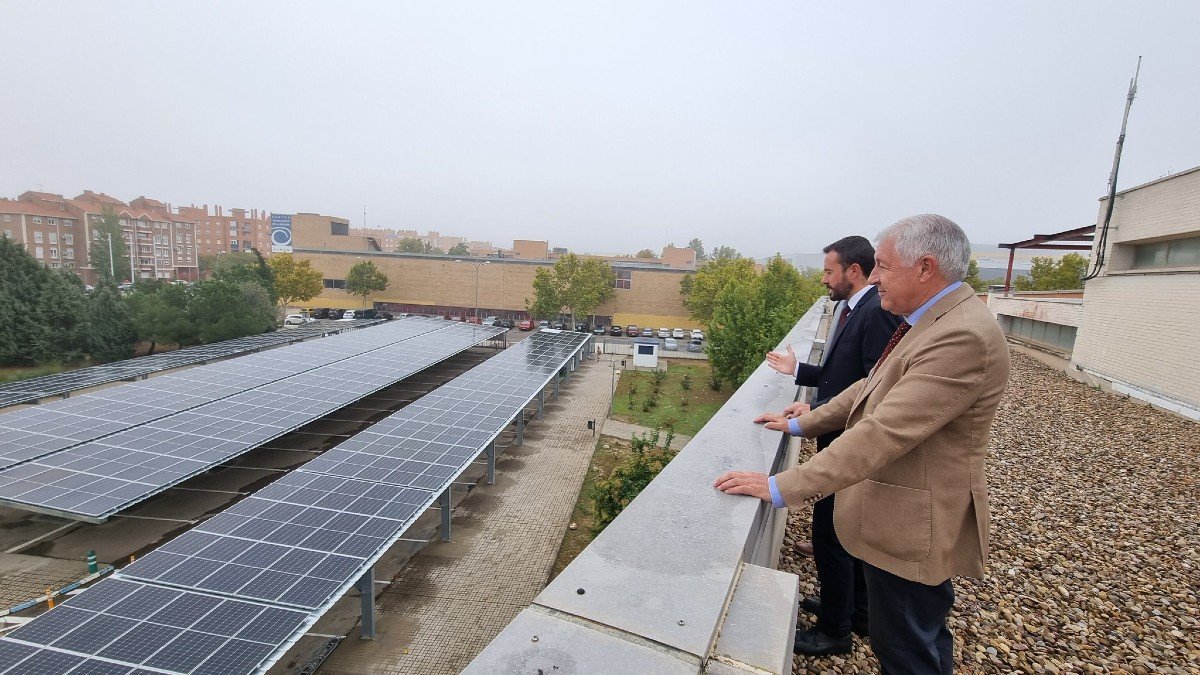 En la marquesina del aparcamiento de la Consejería de Desarrollo Sostenible se han instalado 456 módulos fotovoltaicos. -JCCM