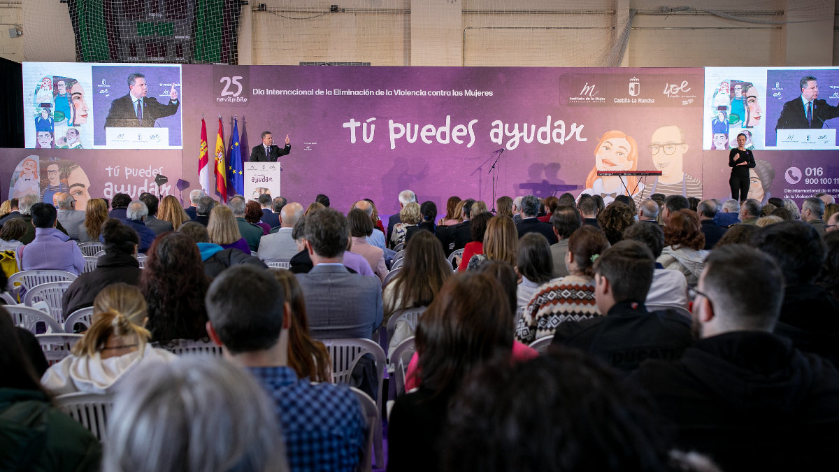 El presidente de Castilla-La Mancha, Emiliano García-Page, este viernes, durante el acto institucional con motivo del Día Internacional de la Eliminación de la Violencia contra las Mujeres, en el Polideportivo de La Paz de Azuqueca de Henares (Guadalajara). - PIEDAD LÓPEZ