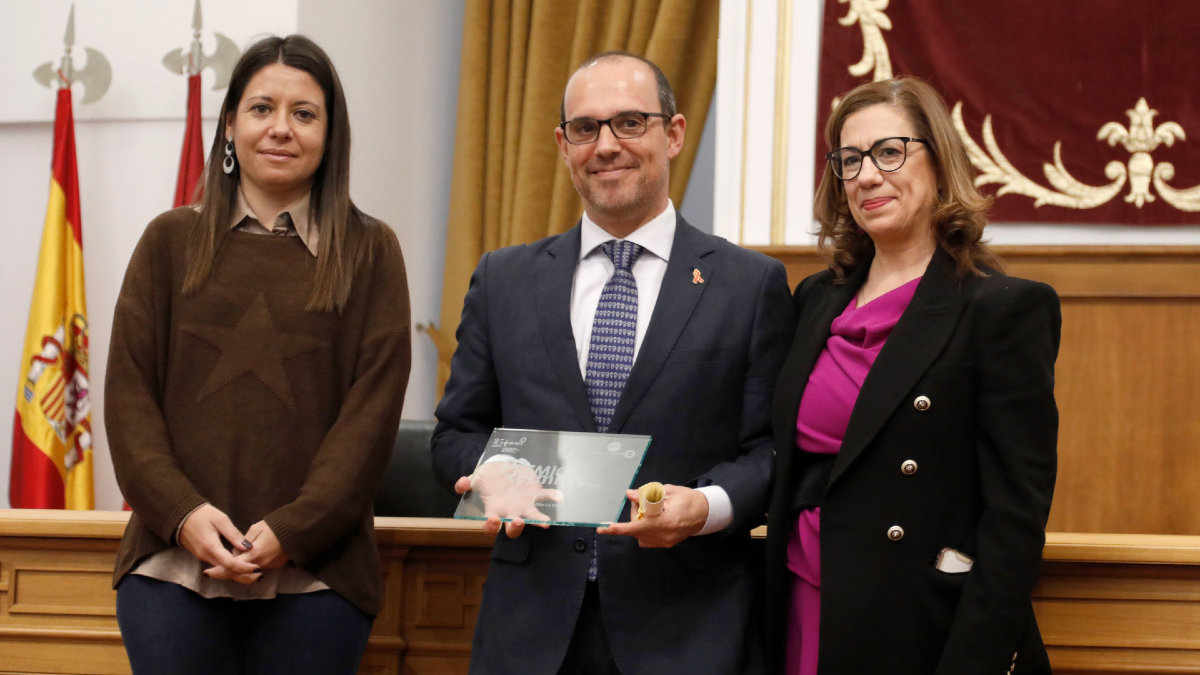 Bellido ha recogido el premio concedido a las Cortes por su plan de accesibilidad. 