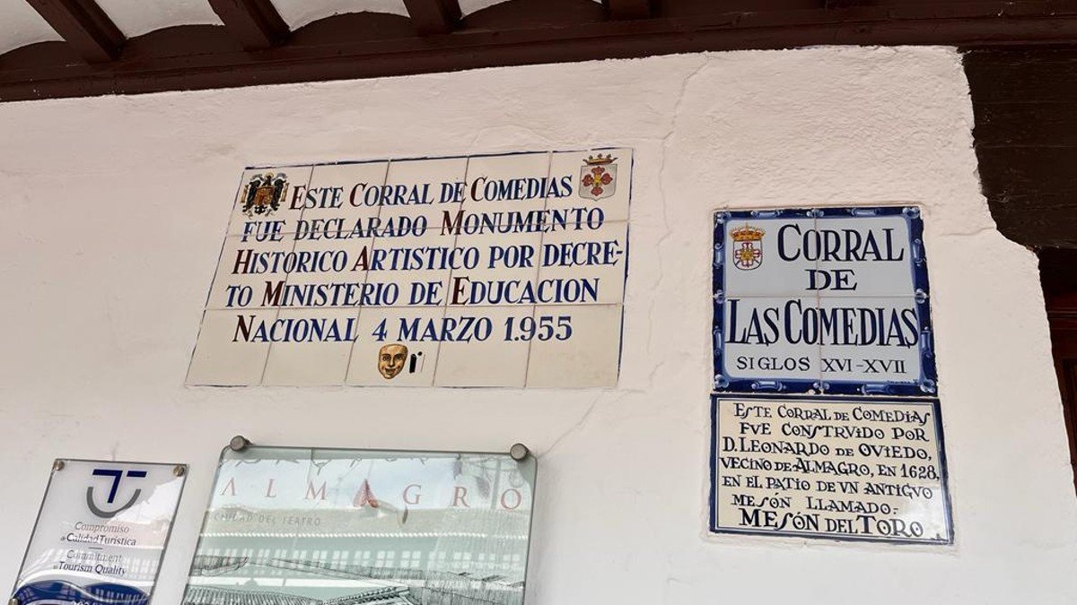 El escudo franquista aparece en el ángulo superior de una composición cerámica situada junto a la puerta del Corral de Comedias. 