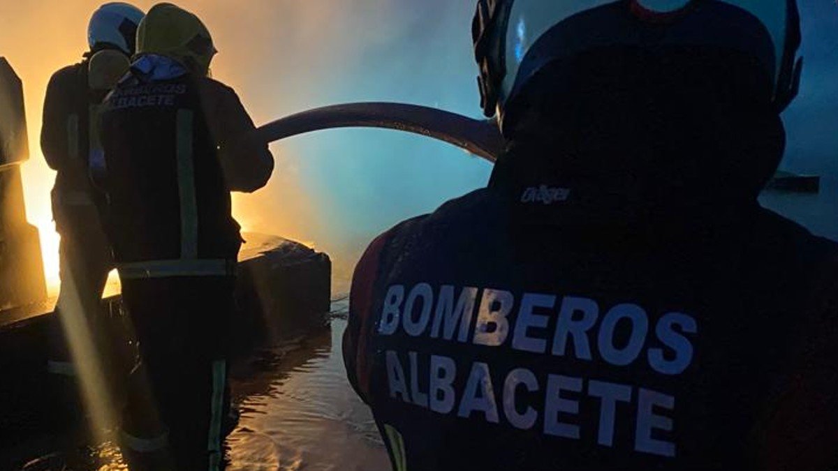 Efectivos de Bomberos de Albacete extinguieron el fuego con rapidez. | ARCHIVO - BOMBEROS ALBACETE