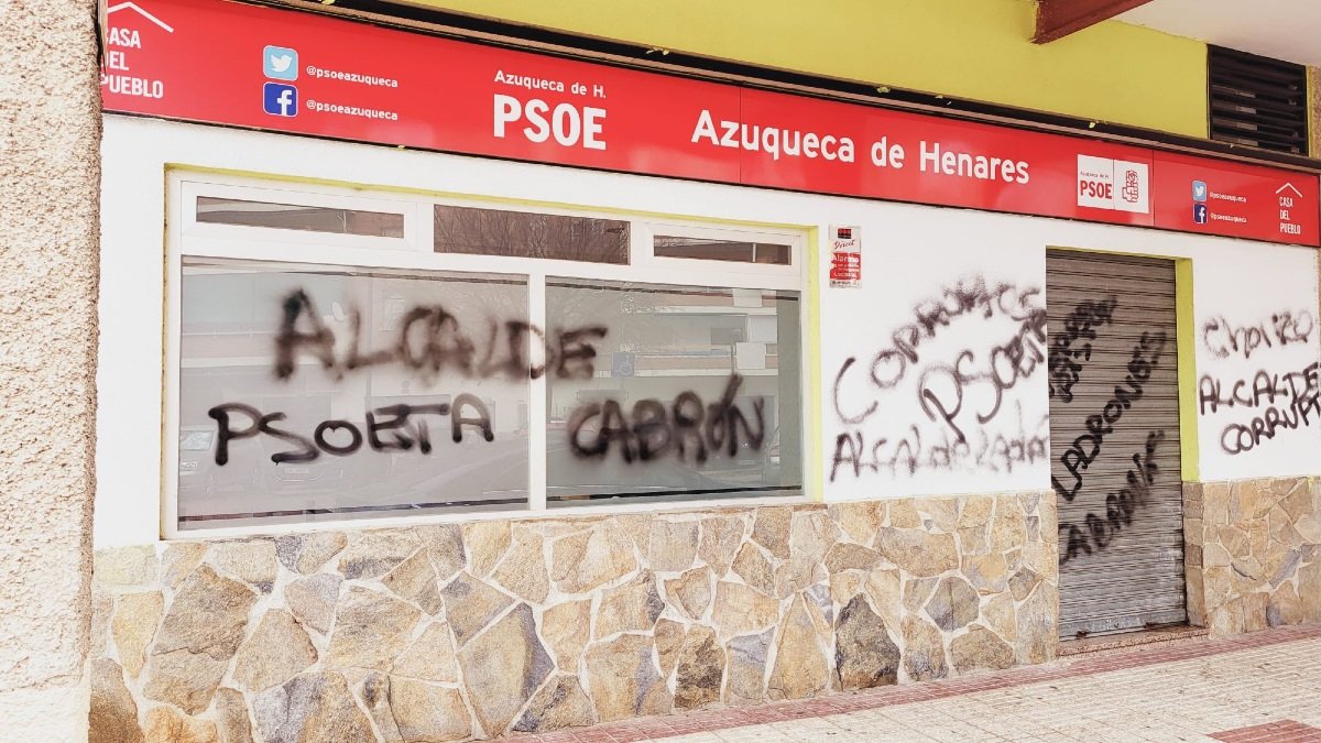 La sede del PSOE de Azuqueca de Henares amanecía este domingo con su fachada llena de pintadas.