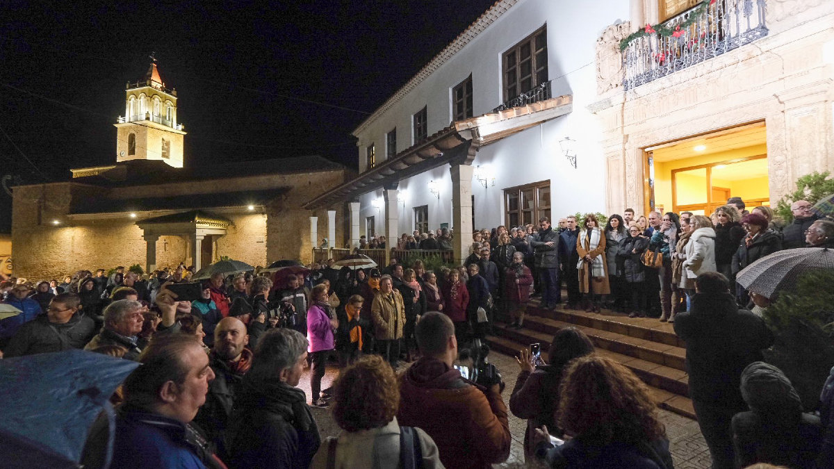 Vecinos de Barrax y autoridades se han concentrado a las puertas del ayuntamiento para condenar el asesinato de Ángela. 