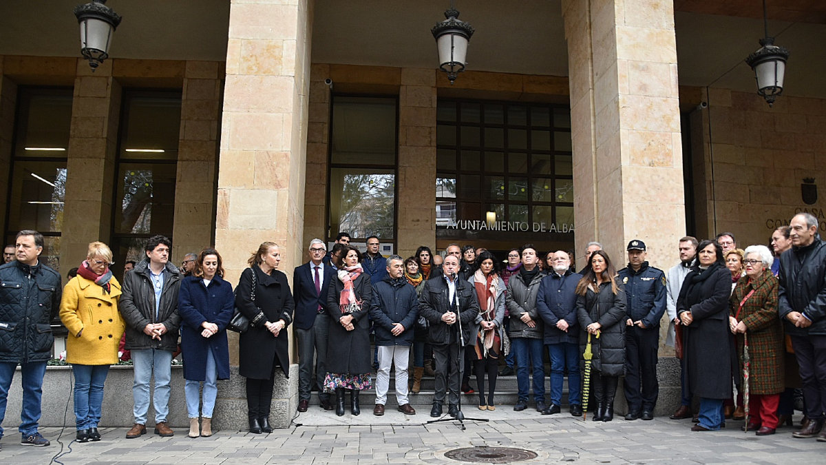 Concentración silenciosa a las puertas del Ayuntamiento de Albacete para condenar el asesinato machista. - DIPUTACIÓN ALBACETE