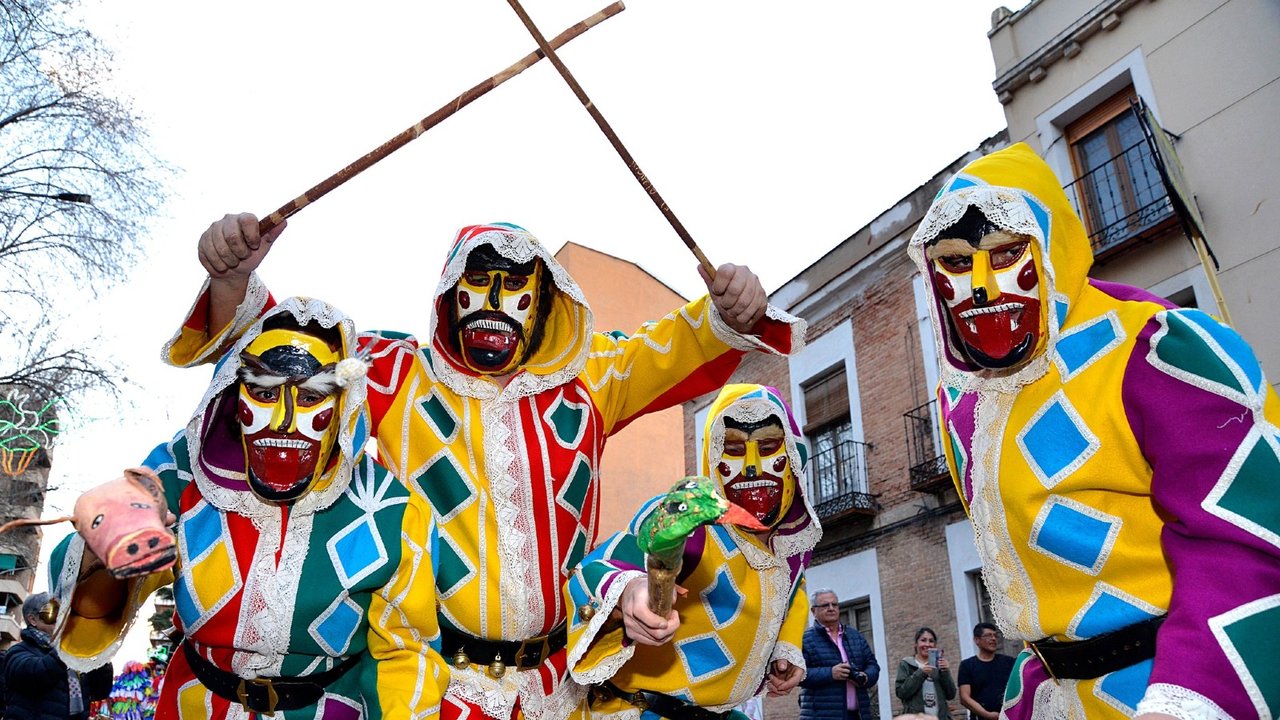 Por San Antón la botarga de Guadalajara recorre la calle Mayor jugando al 'alhiguí' con los viandantes. - TURISMO GUADALAJARA