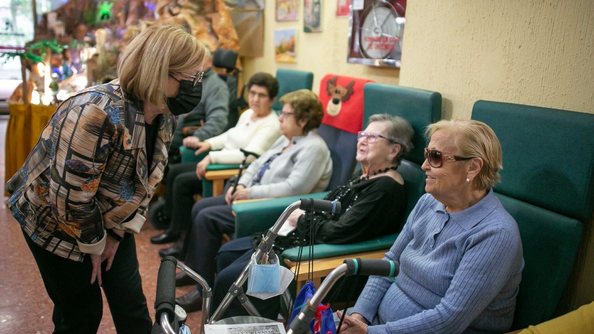 La viceconsejera ha visitado a los usuarios de la residencia de mayores Barber de Toledo. - JCCM