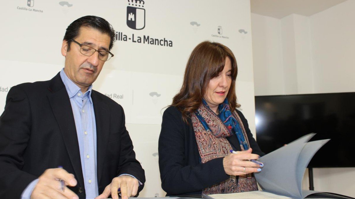 Caballero y Fernández han firmado en Ciudad Real el convenio del Plan Corresponsables. - JCCM