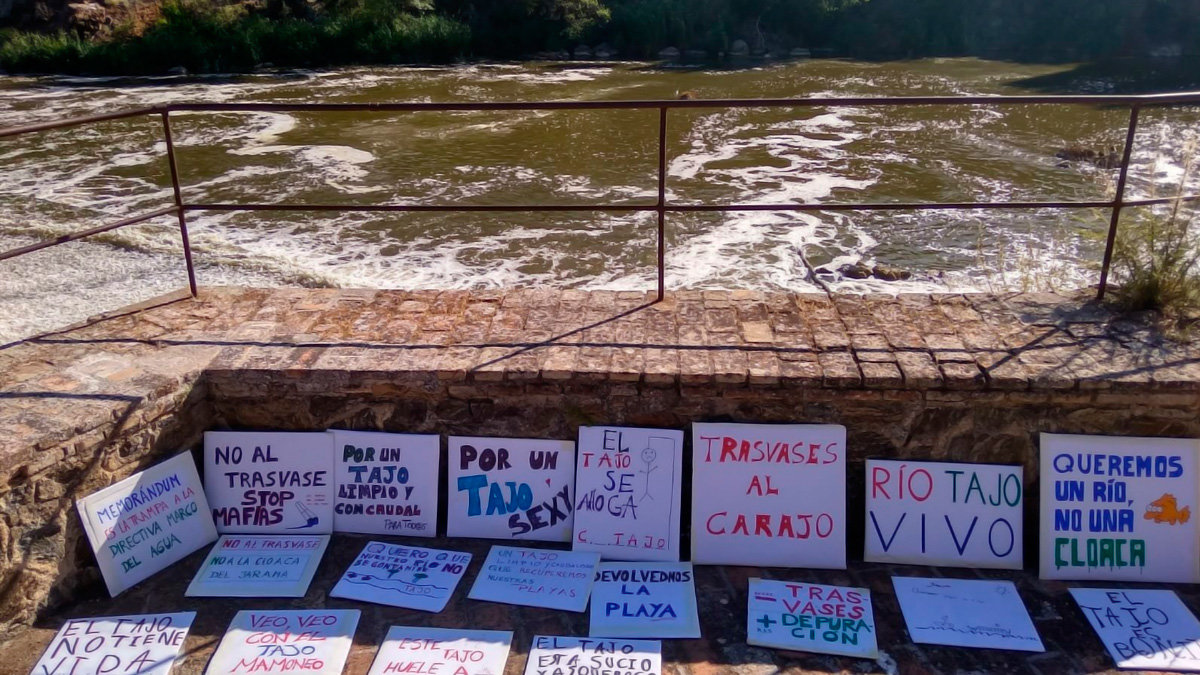 Imagen de archivo de numerosas pancartas, colocadas junto al Tajo, para denunciar el estado en el que se encuentra el río. - PLATAFORMA DE TOLEDO EN DEFENSA DEL TAJO