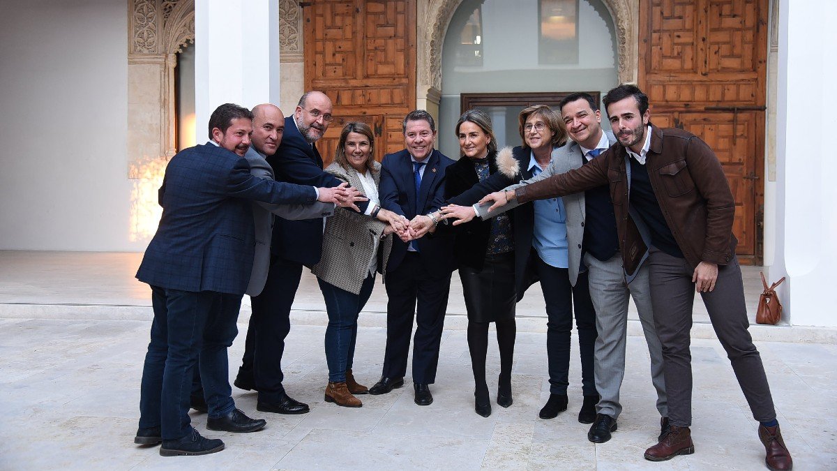 García-Page junto a los alcaldes ribereños, de Toledo y Talavera, ha valorado la aprobación del plan del Tajo por parte del Gobierno. - JCCM