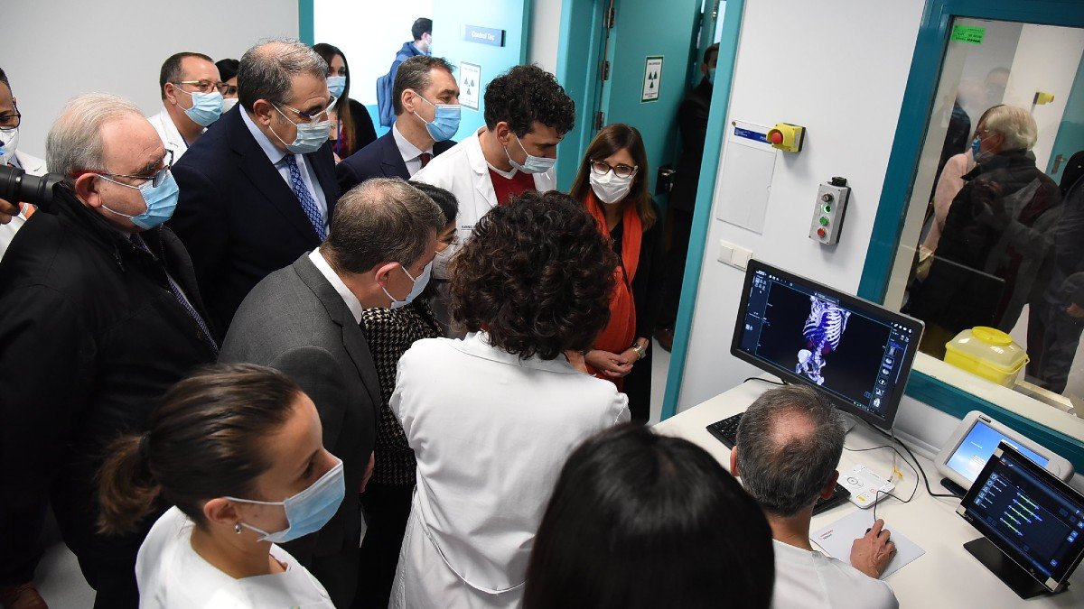 García-Page junto a la ministra Darias ha visitado el nuevo TC instalado en Ocaña. - JCCM