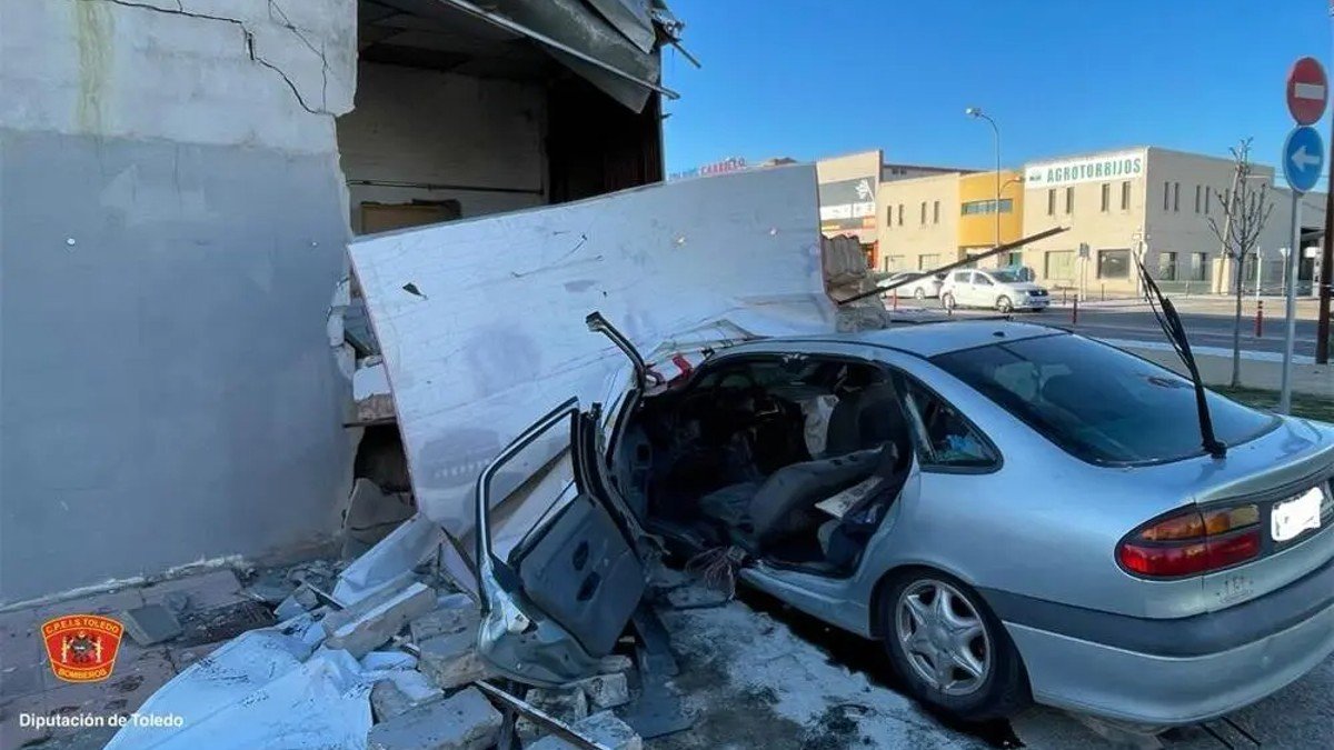 La fachada del local se ha desprendido tras el impacto y ha caído sobre el vehículo, dejando a su conductor atrapado. - CPEIS
