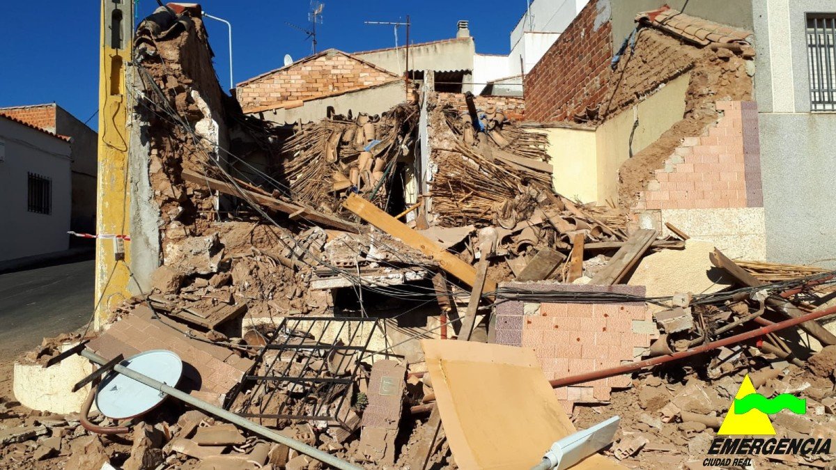 El derrumbe de la vivienda, ubicada en la calle Fernando el Santo, se ha producido a las 11.11 horas. - SCIS CIUDAD REAL