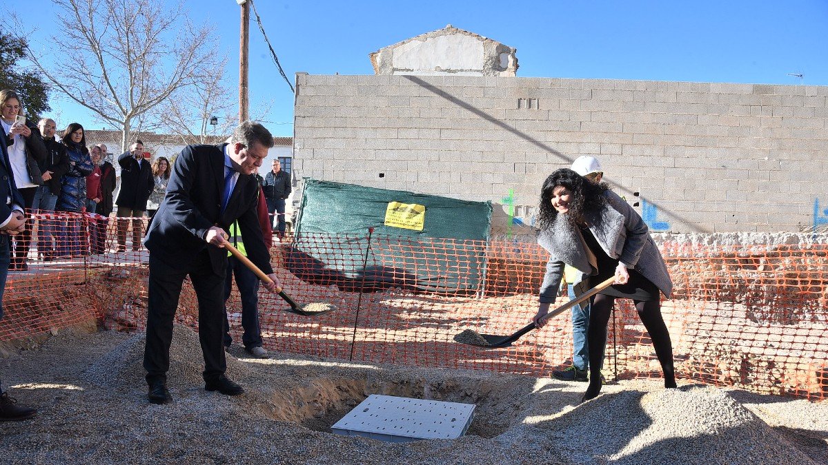 El presidente regional, Emiliano García-Page, y la alcaldesa de Barrax, Josefina Navarrete, han colocado la primera piedra del nuevo consultorio local. - JCCM