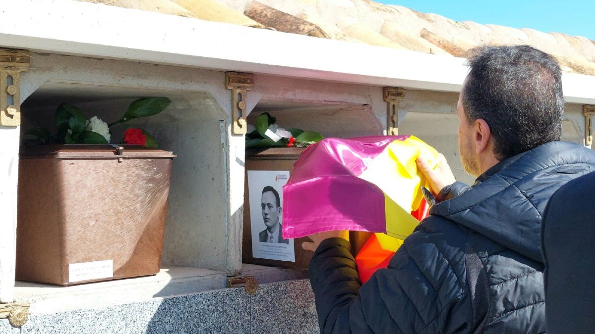 Tras la emotiva entrega de las urnas a las familias, los restos eran enterrados en el cementerio de Manzanares. - ARMH